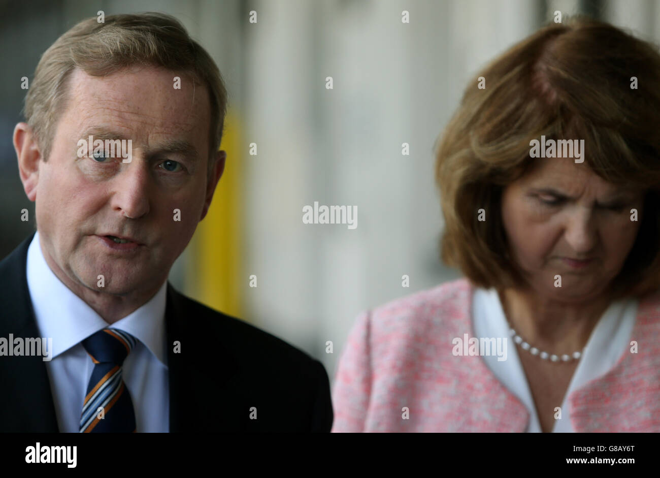 Taoiseach Enda Kenny con Tanaiste Joan Burton en el lanzamiento del Plan de Inversión de Capital en la Estación Heuston de Dublín. Foto de stock