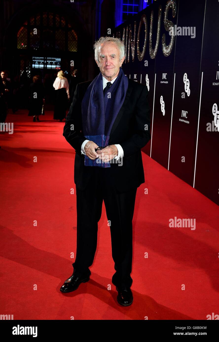 Jonathan Pryce asiste a la cena de gala luminosa del BFI en el Guildhall de Londres. Foto de stock