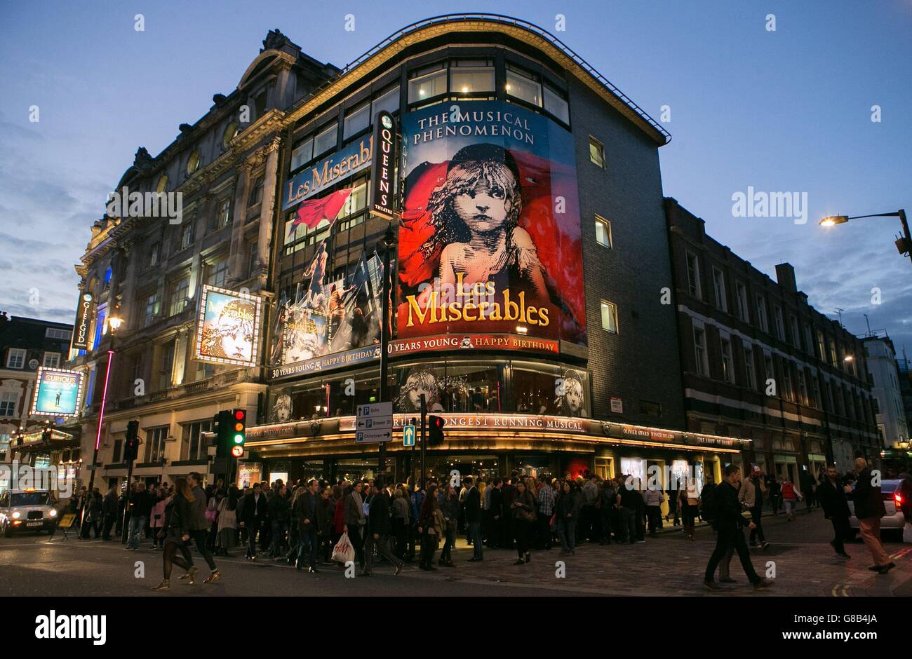 Una vista del Queen's Theatre, Londres, como la gala del 30 aniversario de Les Miserables en el teatro ayudará a Save the Children. Foto de stock