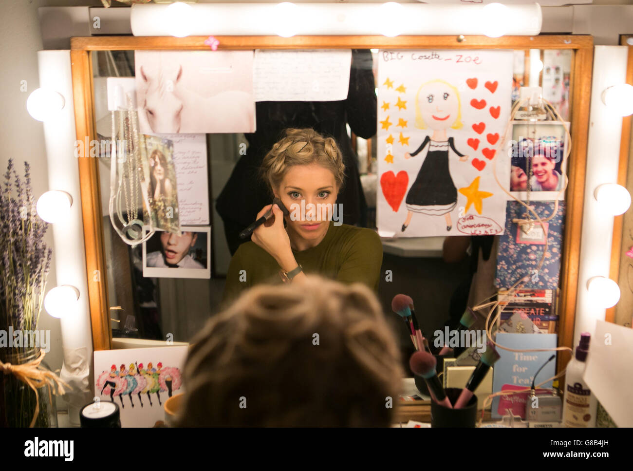La actriz Zoe Doano se prepara entre bastidores antes de la gala de gala del 30th aniversario de Les Miserables en el Queen's Theatre, Londres, en ayuda de Save the Children. Foto de stock