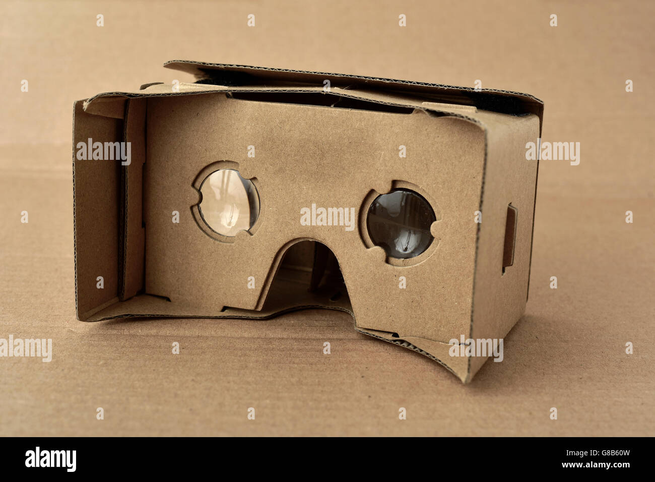 Primer plano de un par de lentes de realidad virtual de cartón sobre un fondo de cartón Foto de stock