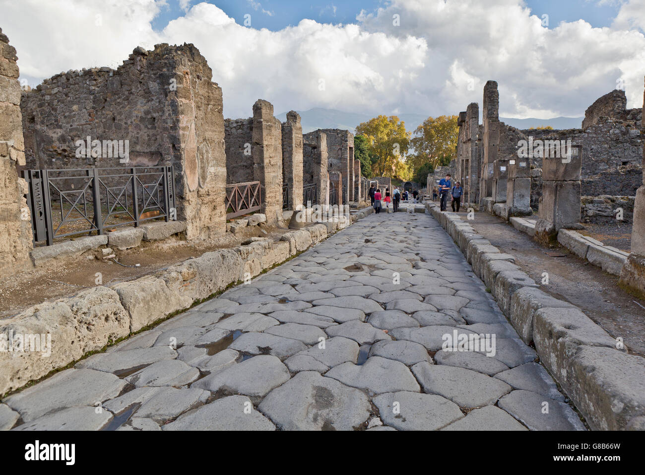 Antigua calle, en el yacimiento romano de Pompeya, Campania, Italia. Pompeya es un sitio del Patrimonio Mundial de la UNESCO. Foto de stock