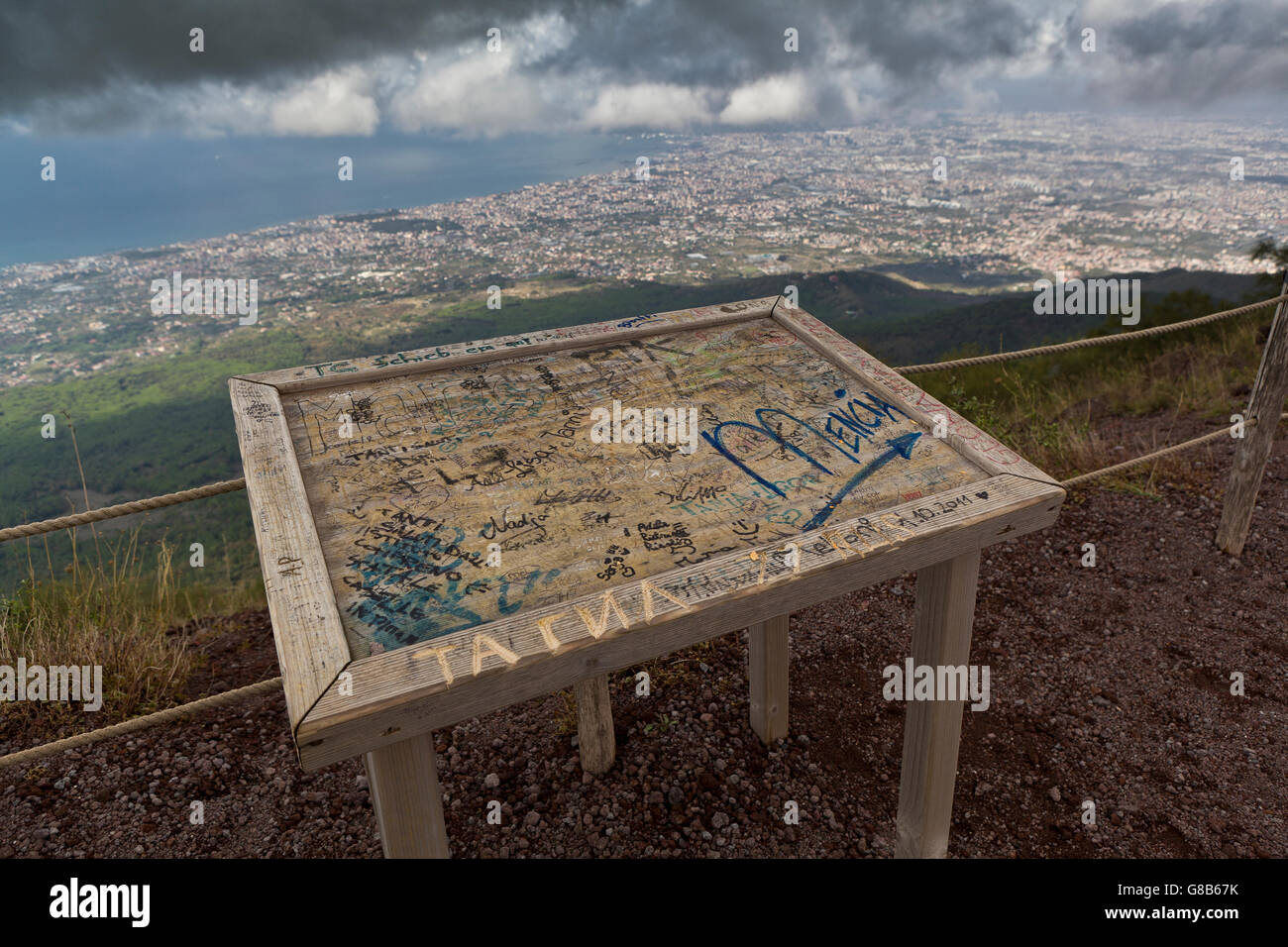 Con vistas a Nápoles desde el Monte Vesubio, Italia Foto de stock
