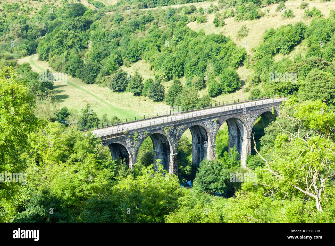 Viaducto sobre la lápida Monsal Dale visto desde Monsal Jefe, Derbyshire Peak District, Inglaterra, Reino Unido. Foto de stock