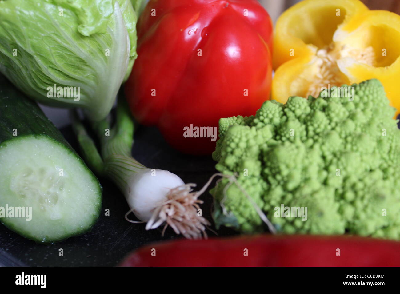 Vibrante, colorida, verdura fresca, incluida la romanesco pimientos, brócoli, cebolletas y lechuga. Foto de stock
