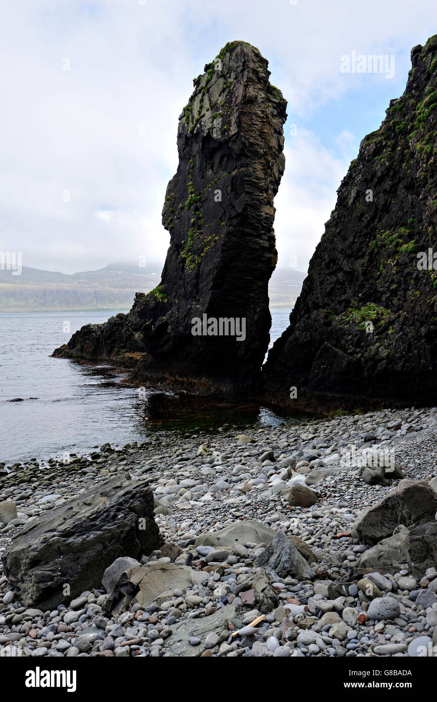 La formación de piedra costeros, la reserva natural de Hornstrandir, Westfjords, Islandia, Europa. Foto de stock