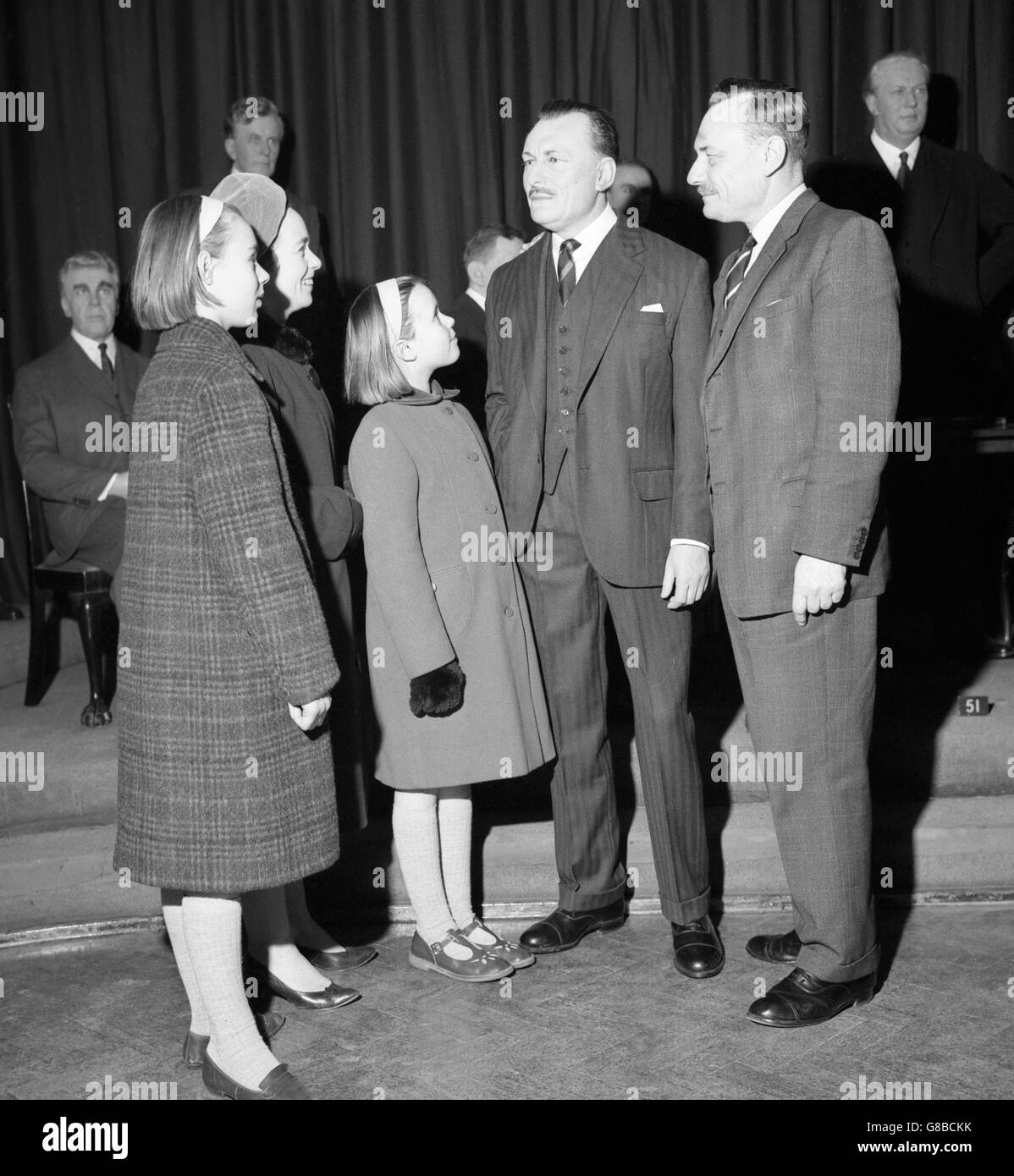 Enoch Powell MP, portavoz de la oposición en Defensa, se une a su familia para encontrarse con una efigie de cera de sí mismo en Madame Tussaud's en Londres. Foto de stock