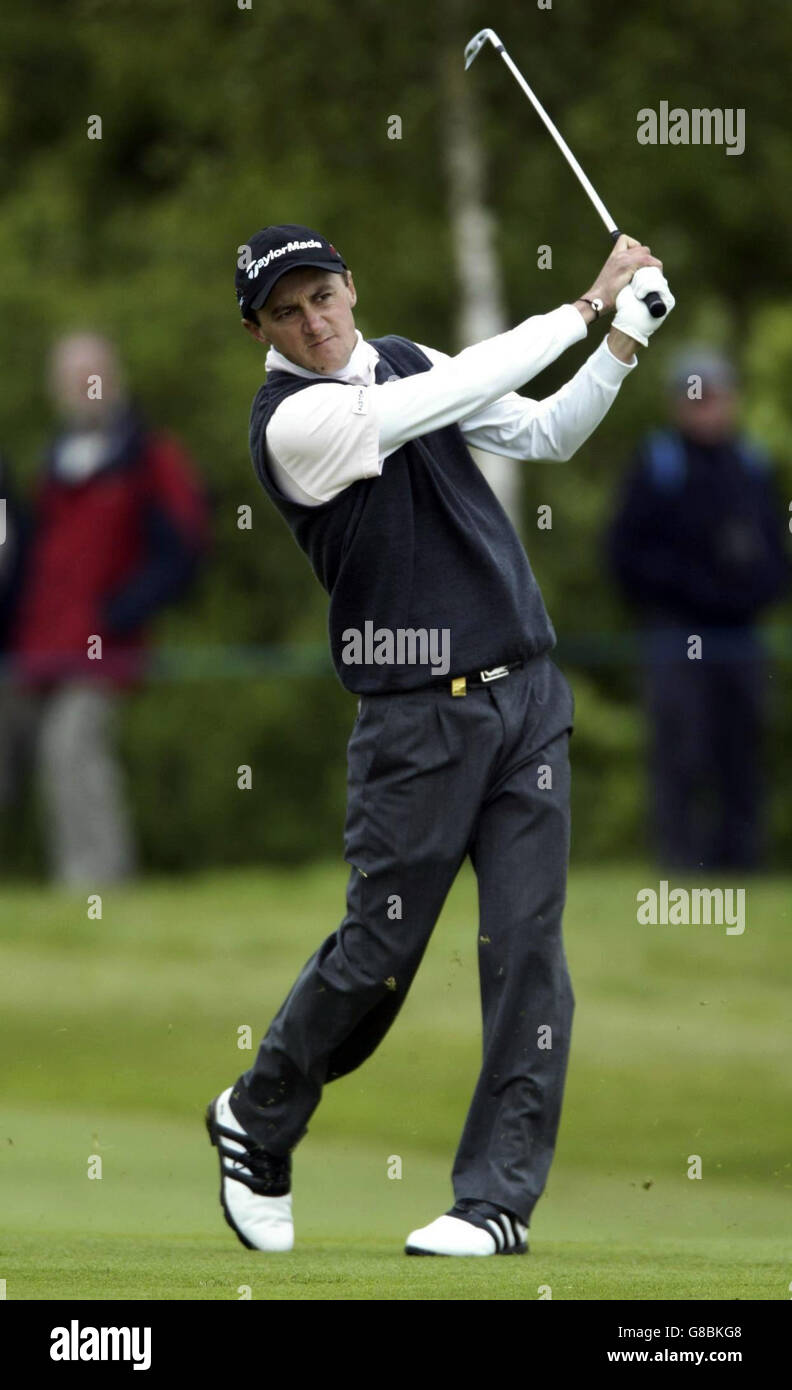 Golf - El Abierto de Gales 2005 - Celtic Manor. Jean-Francois Lucquin, de Francia, juega su tiro de 2nd al green de 17th Foto de stock