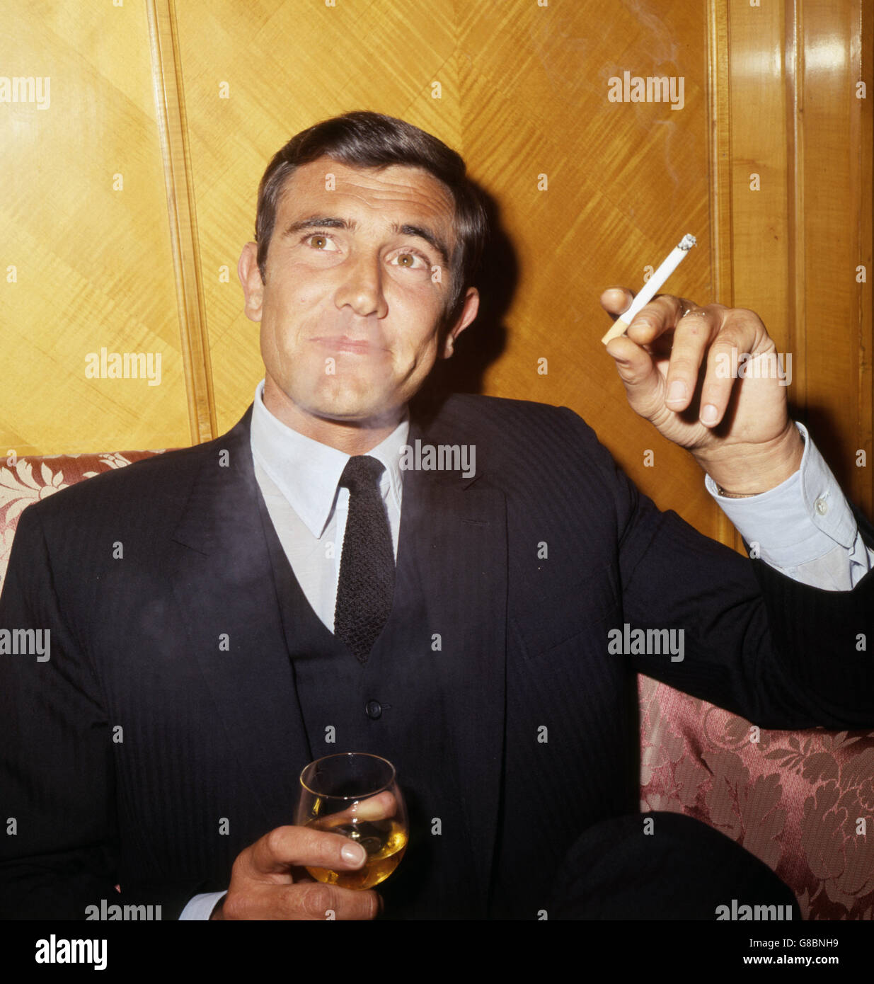 El actor australiano George Lazenby en una recepción de prensa en Londres. Está previsto que interprete a James Bond en "On her Majesty's Secret Service". Foto de stock