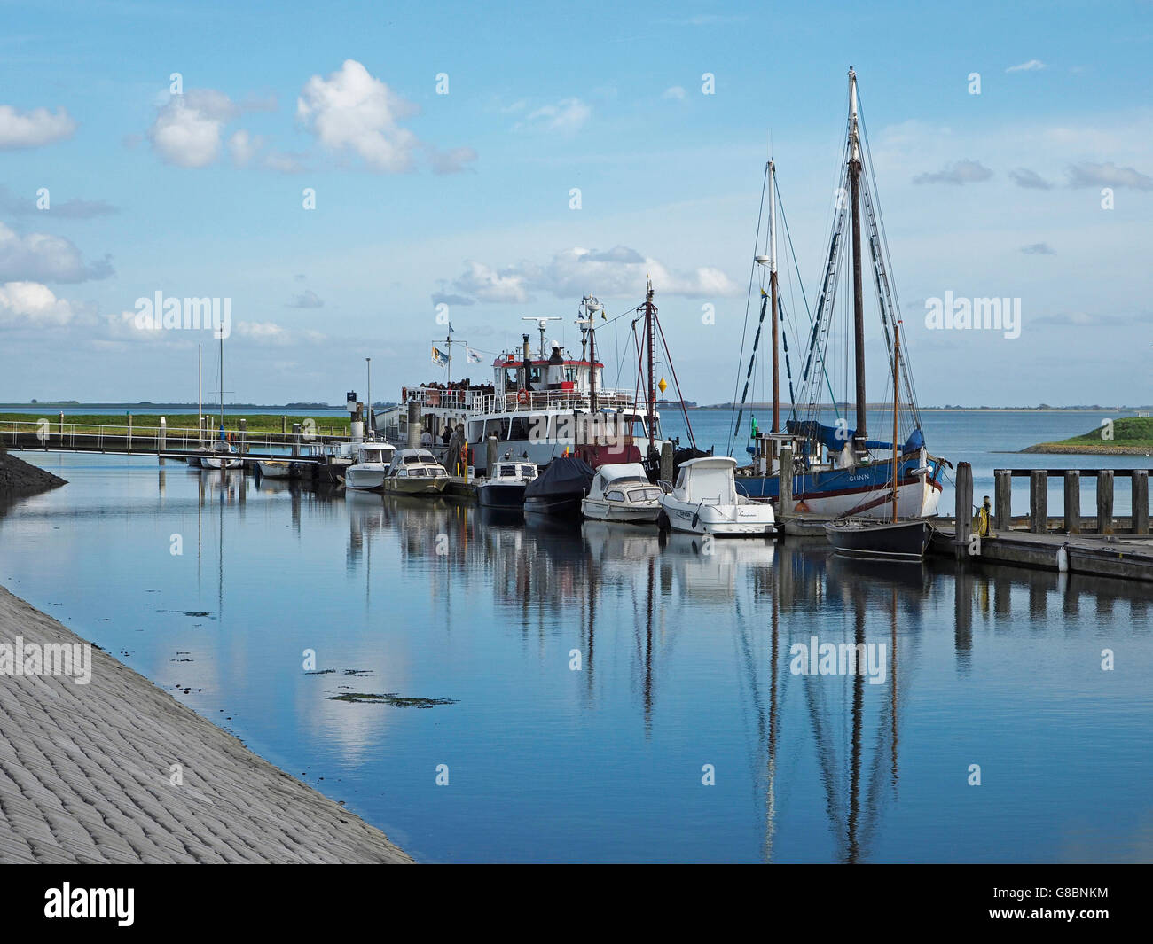 El pequeño puerto marina en Burghsluis, Zelanda, los Países Bajos, con  excursión en barco de crucero para excursiones en thea Oosterschelde  Fotografía de stock - Alamy