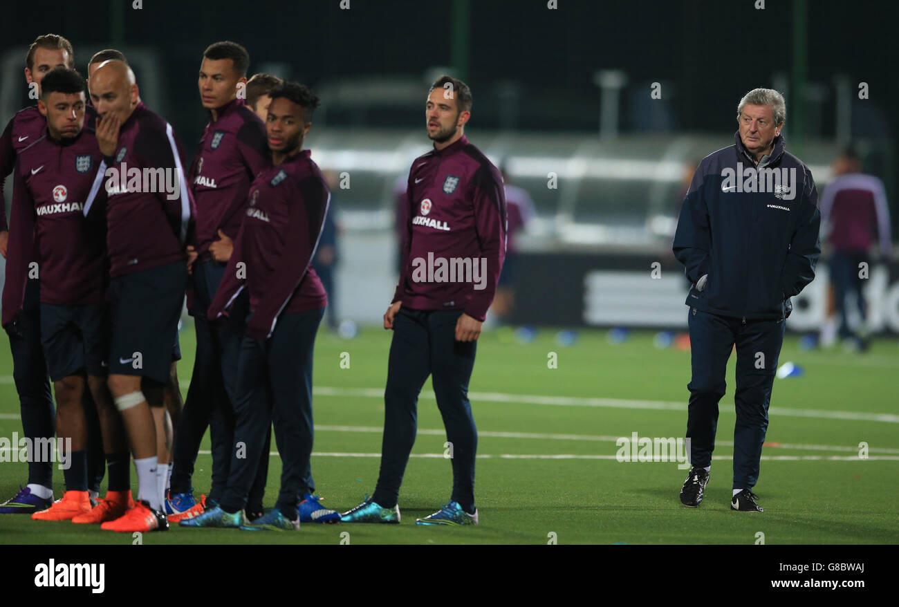 El gerente de Inglaterra, Roy Hodgson, vigila a los jugadores durante la sesión de entrenamiento en el estadio LFF, Vilnius, Lituania. Foto de stock