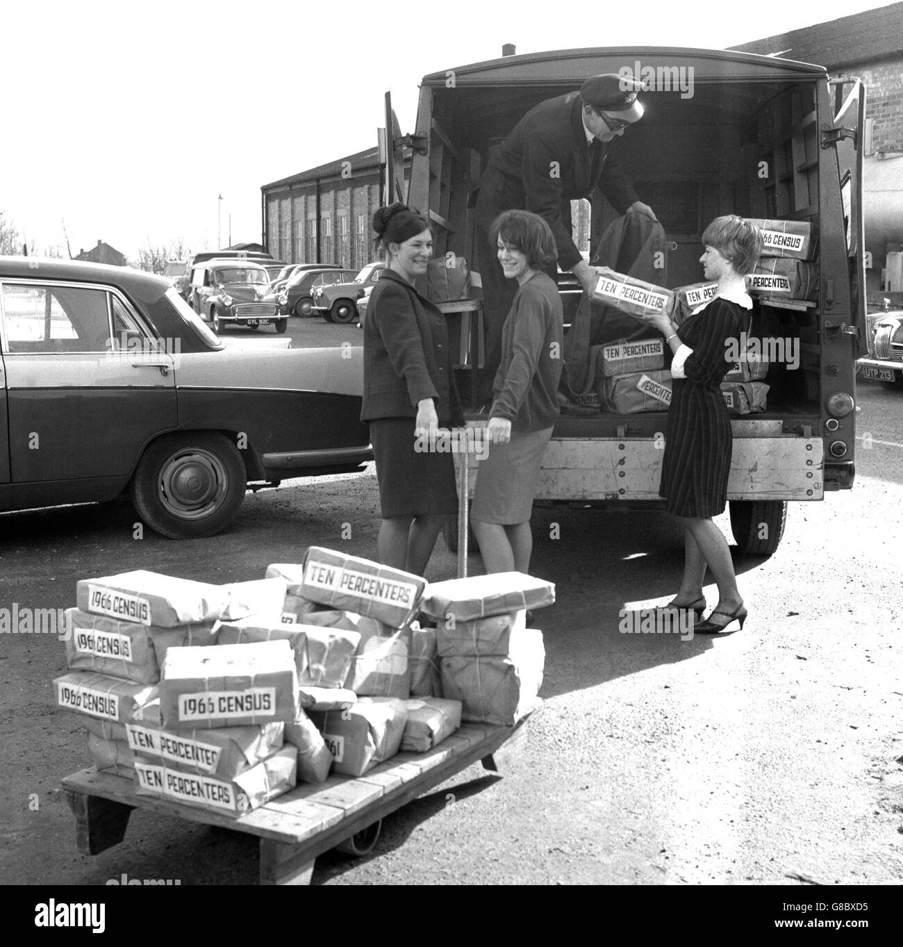 Los paquetes de formularios para el Censo Nacional del diez por ciento 1966 se cargan en una furgoneta de GPO en Titchfield, Hampshire. (l-r) Pat Barber, Christine Peirson, y Janis Maulin. Foto de stock