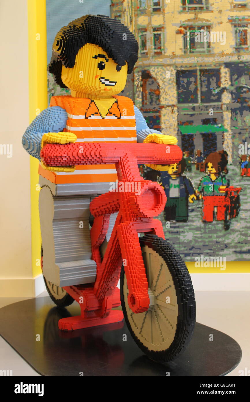Modelo Lego, lego ciclista, mega construcción, Copenhague, Escandinavia  Fotografía de stock - Alamy