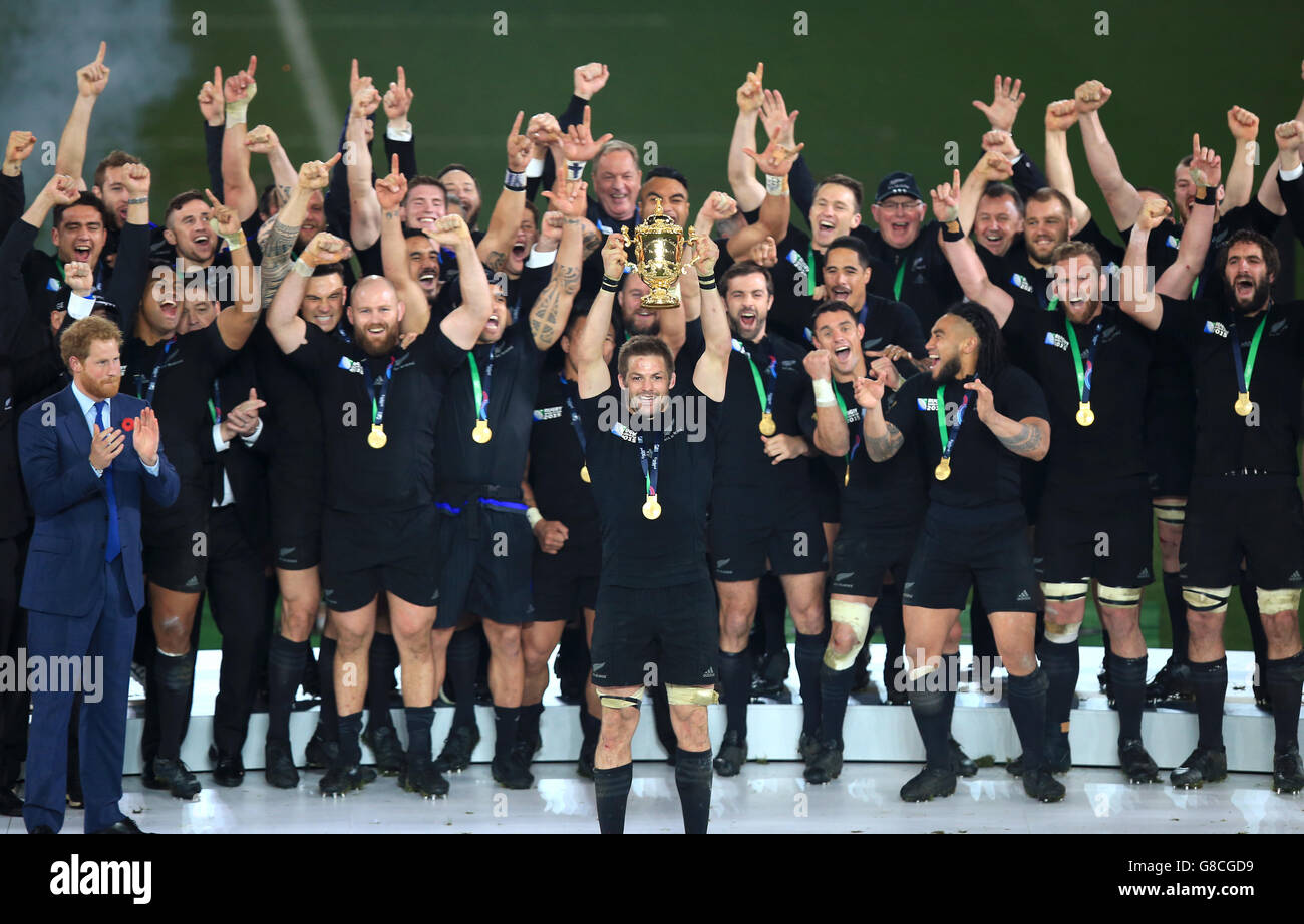 Rugby Union - Rugby World Cup 2015 - Final - Nueva Zelanda contra Australia - Twickenham. Richie McCaw, de Nueva Zelanda, levanta la Webb Ellis Cup durante la final de la Copa Mundial de Rugby en Twickenham, Londres. Foto de stock