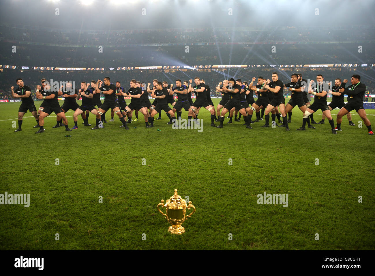 Los jugadores de Nueva Zelanda interpretan a los Haka delante de la Copa Webb Ellis mientras celebran ganar la Copa Mundial después de la Final de la Copa Mundial de Rugby en Twickenham, Londres. Foto de stock