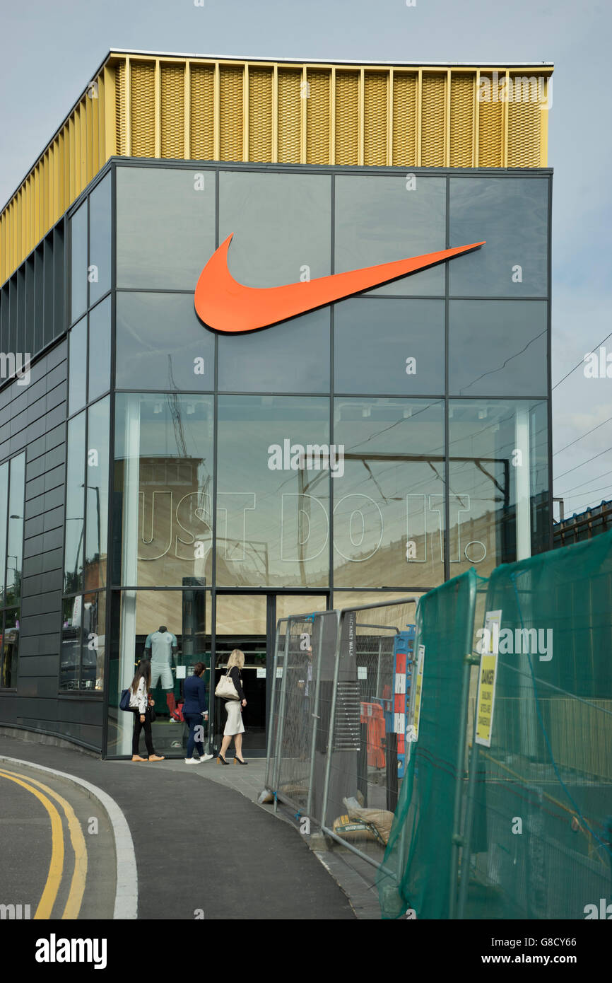 Hacia arriba reflejar estrecho Nike outlet hackney east london fotografías e imágenes de alta resolución -  Alamy