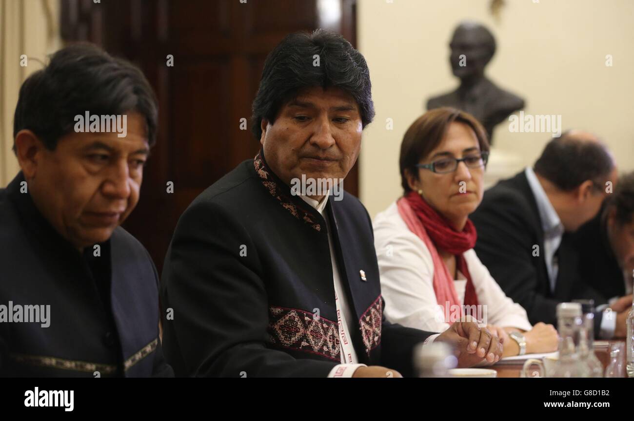 El Presidente de Bolivia Evo Morales (centro) y su Ministro de Relaciones Exteriores David Choquehuanca (izquierda) durante una reunión con el Ministro de Relaciones Exteriores de Irlanda, Charlie Flanagan, en el Departamento de Asuntos Exteriores de Dublín, Irlanda. Foto de stock