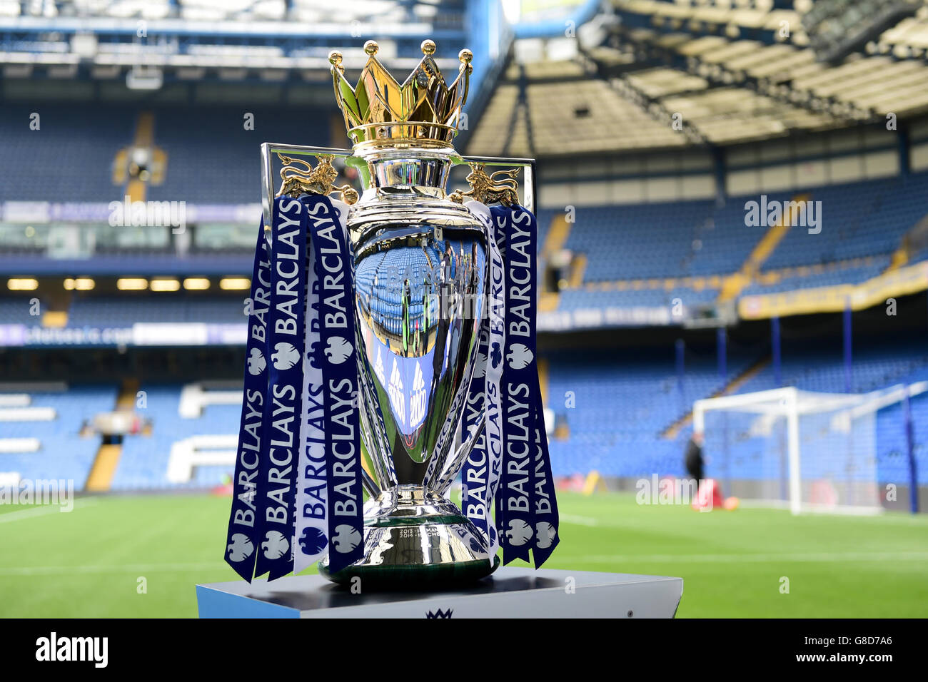 trofeo Barclays Premier League que se exhibió antes del partido Barclays League en Stamford Bridge, Londres de stock - Alamy