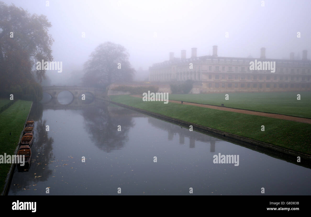 Clima otoñal 2 de noviembre de 2015. La niebla perdura sobre el río Cam en Cambridge. Foto de stock