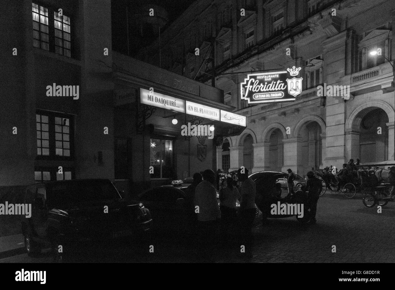 El Floridita histórico restaurante y bar por la noche en La Habana, Cuba. La imagen en blanco y negro. Foto de stock