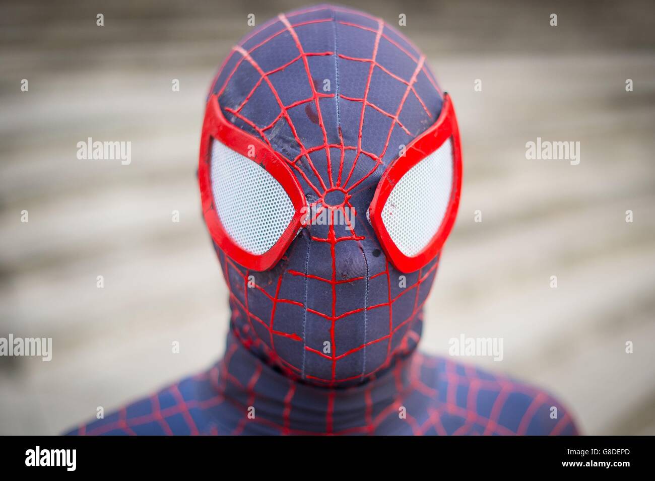 Disfrazado de spiderman fotografías e imágenes de alta resolución - Alamy