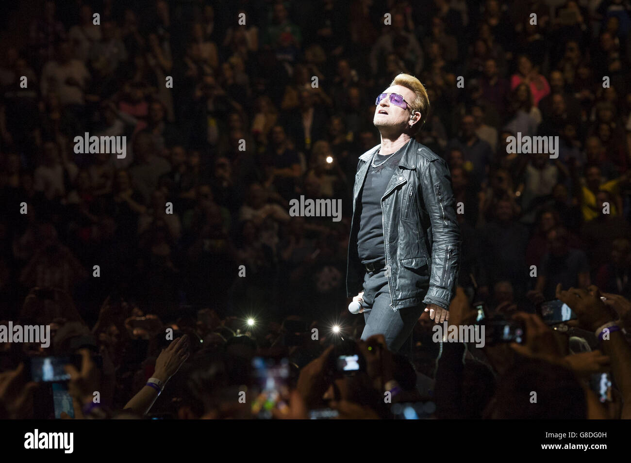 Bono de U2 actuando durante su tour de Innocence + Experience en el O2 Arena en Greenwich, Londres. Foto de stock