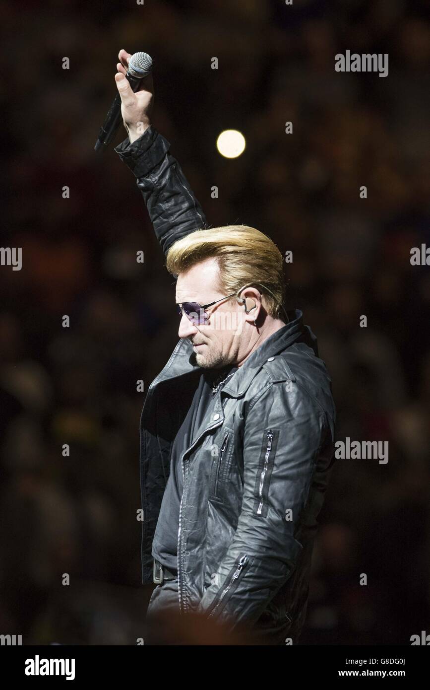 Bono de U2 actuando durante su tour de Innocence + Experience en el O2 Arena en Greenwich, Londres. Foto de stock