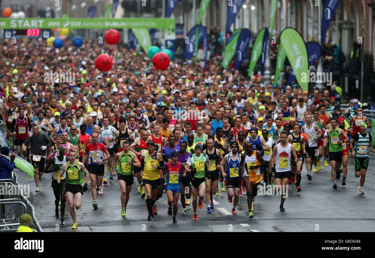 36th Maratón de la ciudad de Dublín. Corredores en el inicio de la maratón de Dublín 36th en Dublín, Irlanda. Foto de stock