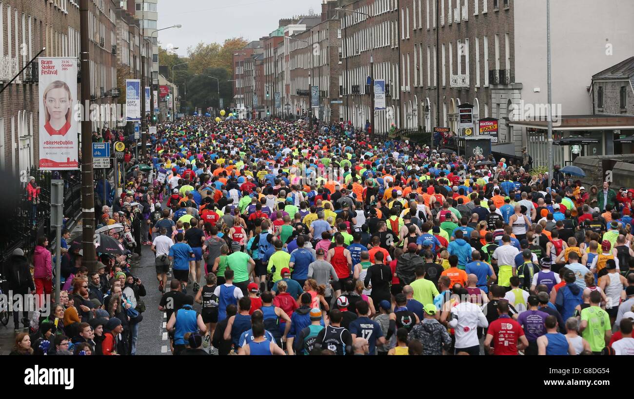 36th Maratón de la ciudad de Dublín. Corredores en el inicio de la maratón de Dublín 36th en Dublín, Irlanda. Foto de stock