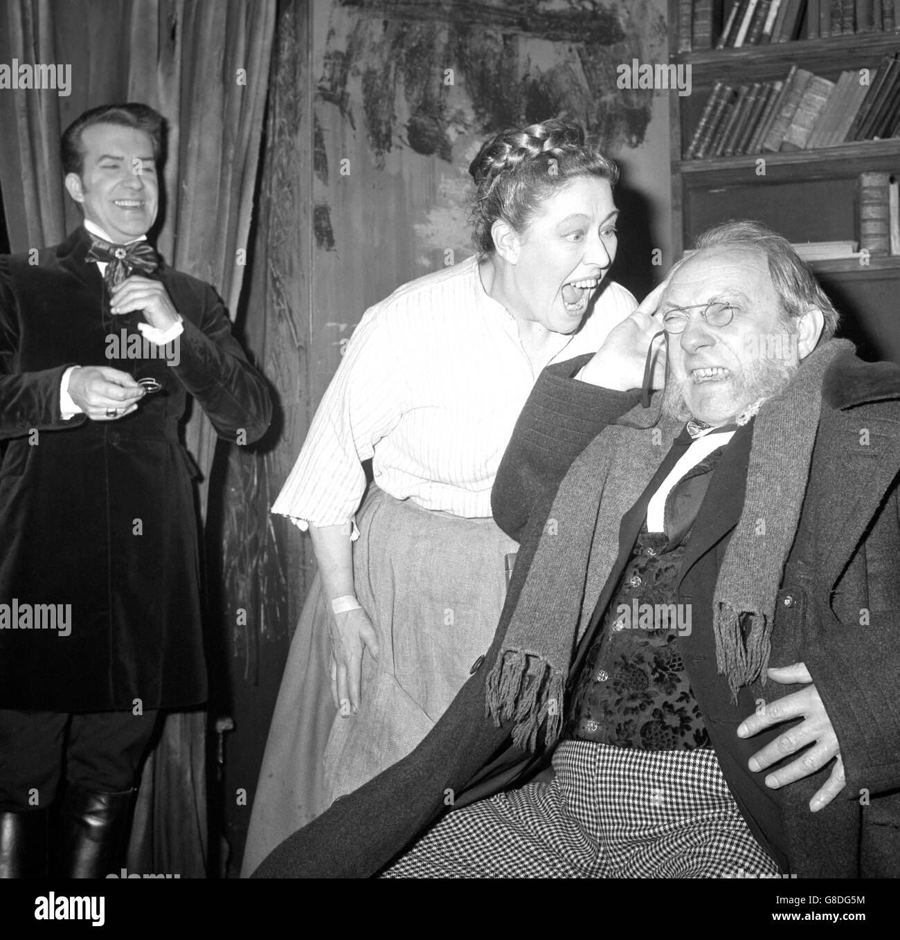 La ira de Peggy Mount (como Ma Wolff, la mujer de la limpieza) desciende sobre Russell Waters (como Kruger), durante el ensayo en el Teatro Mermaid para The Beaver Coat, una comedia de Gerhart Hauptmann. Foto de stock