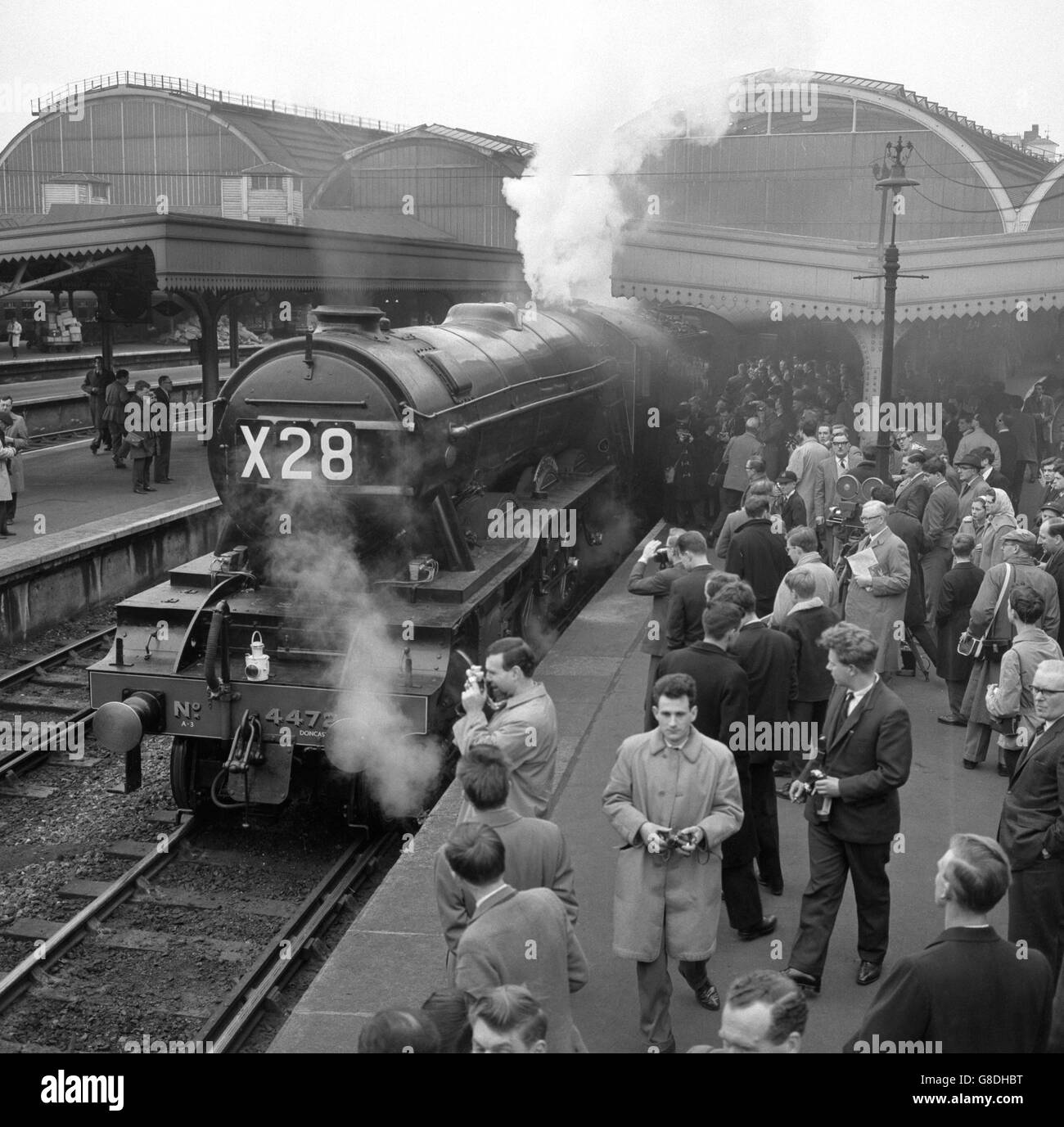 El restaurado 4-6-2 Pacific 4472 Flying Scotsman, una locomotora salvada del scrapheap por el empresario Alan Pegler de Nottinghamshire, se prepara para salir de la estación de Paddington en Londres al frente del tren especial Festiniog. El tren se dirigía a Gales del Norte, llevando a miembros de la FR Company y de la FR Preservation Society a una reunión general anual en Portmadoc. Foto de stock