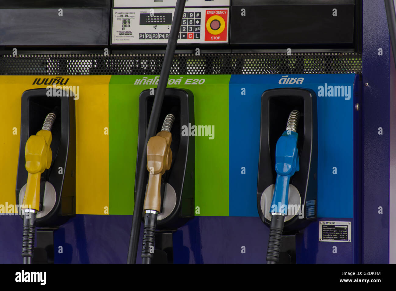 Surtidor de combustible amarillo verde y azul para los lácteos de fondo