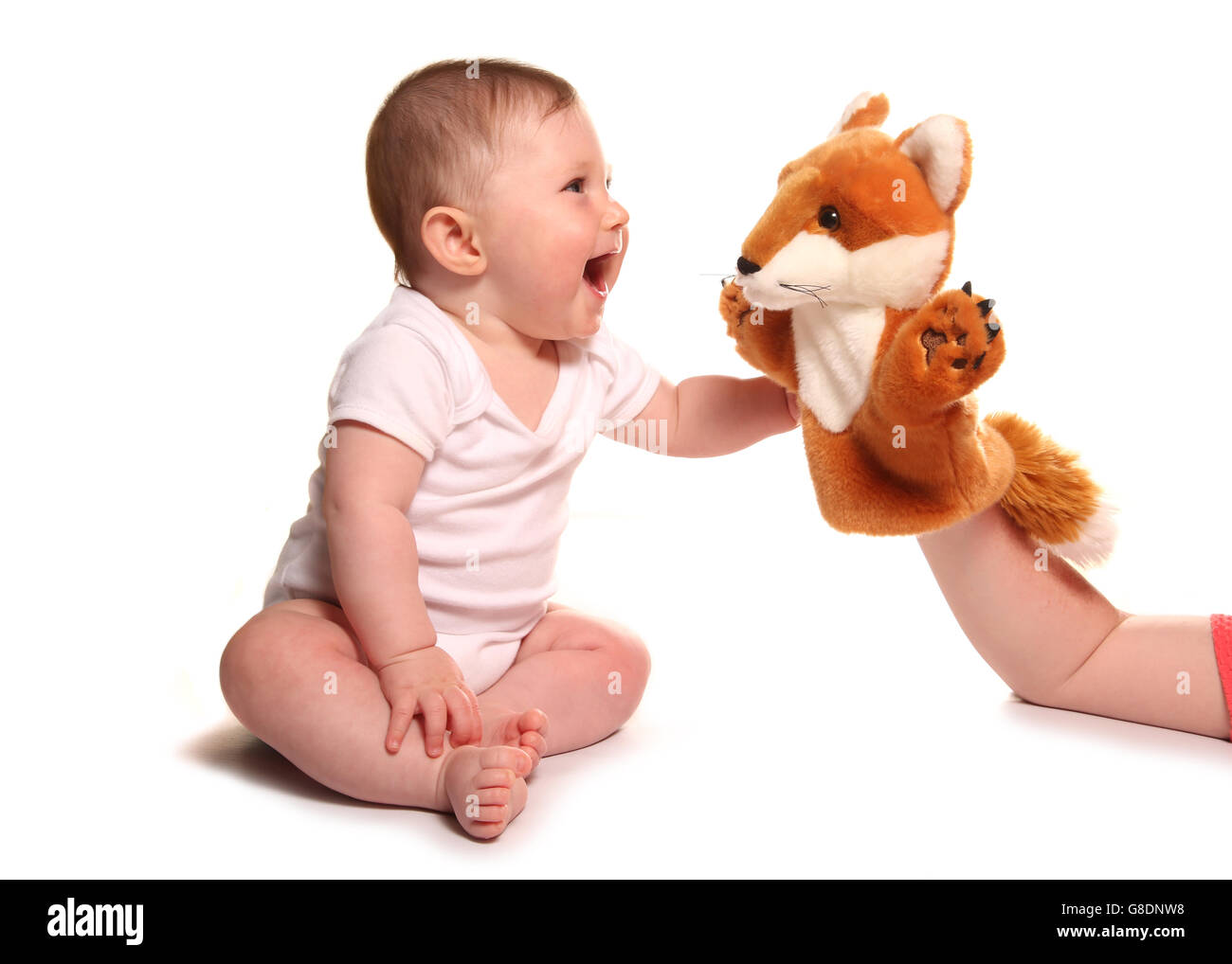 Bebé niña jugando con un recorte de títere zorro Foto de stock