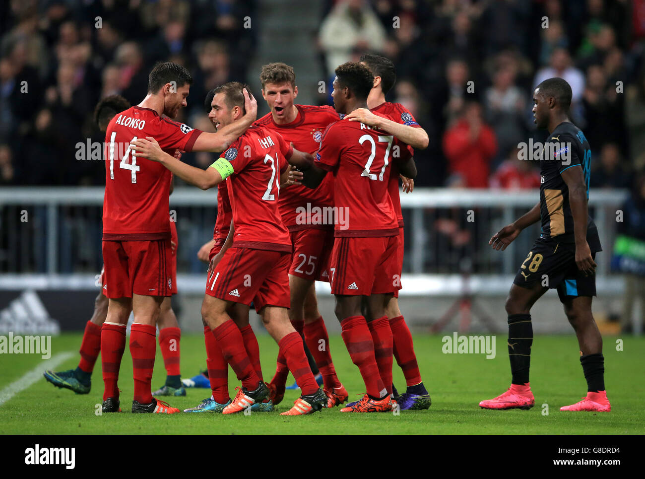 Thomas Muller (centro) del Bayern de Munich celebra anotar el segundo de su lado objetivo del juego con sus compañeros de equipo Foto de stock