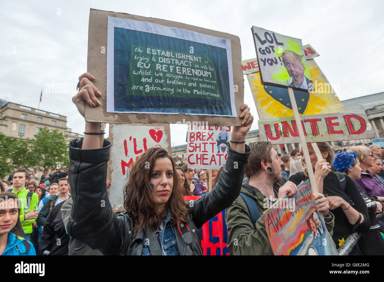 Londres, Reino Unido. El 28 de junio de 2016. Trafalagar Plaza llena con sombrillas y más de un millar de conmocionados por el referéndum la decisión de abandonar la UE vino a apoyar a Gran Bretaña la continuación de su participación en una serie de Nationwide 'stand juntos" eventos buscando un camino positivo después de una votación en que sostienen el público fueron engañados por campañas contra Europa y migrantes por la mayoría de medios de comunicación del Reino Unido a lo largo de los años y las mentiras y falsas promesas de campaña durante la licencia. Los manifestantes en la multitud, con carteles y pancartas. Peter Marshall/Alamy Live News Foto de stock