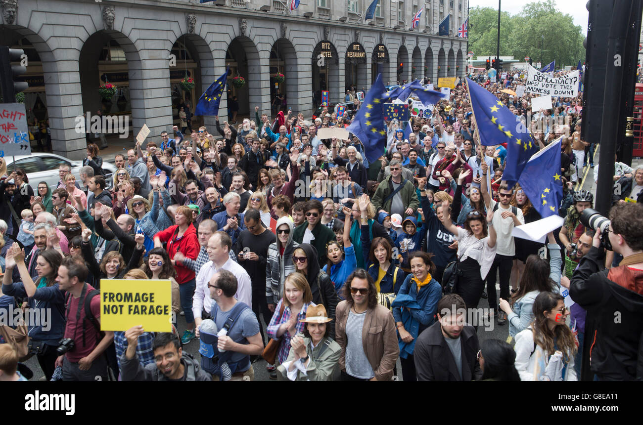 Londres, Reino Unido. El 2 de julio, 2016. Decenas de miles de personas marchan a través del centro de Londres para expresar su solidaridad con la Unión Europea. La marcha seguida de un referéndum nacional de Gran Bretaña de la pertenencia a la UE su el jueves, 23 de junio de 2016. Crédito: Marc Gascoigne/Alamy Live News Foto de stock