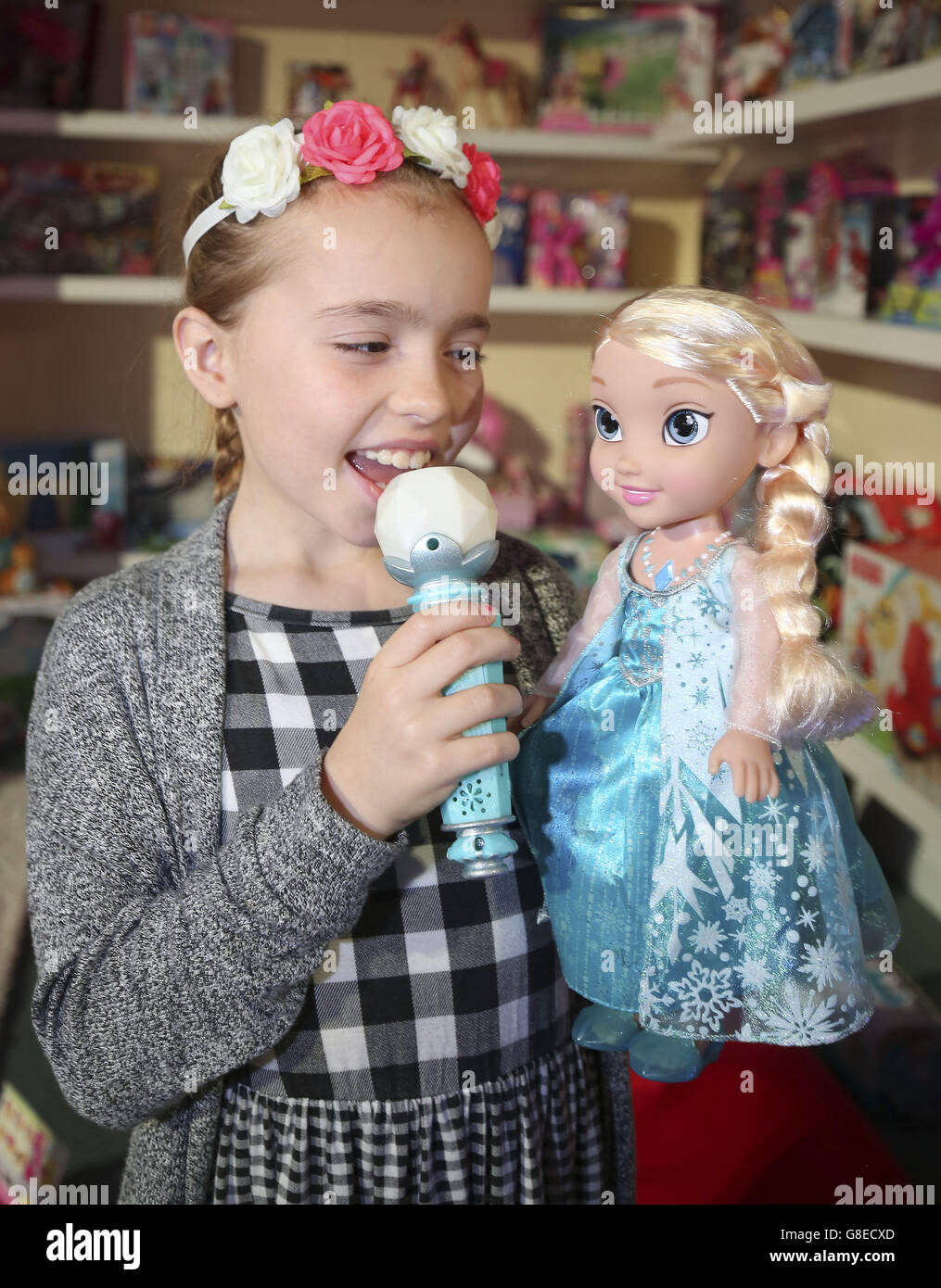 Isabel Parlor 9, juega con un Disney Frozen Sing-A-Long Elsa, uno de los  doce mejores juguetes en Dream Toys 2015, en exhibición en la Iglesia de  Santa María, Londres Fotografía de stock -