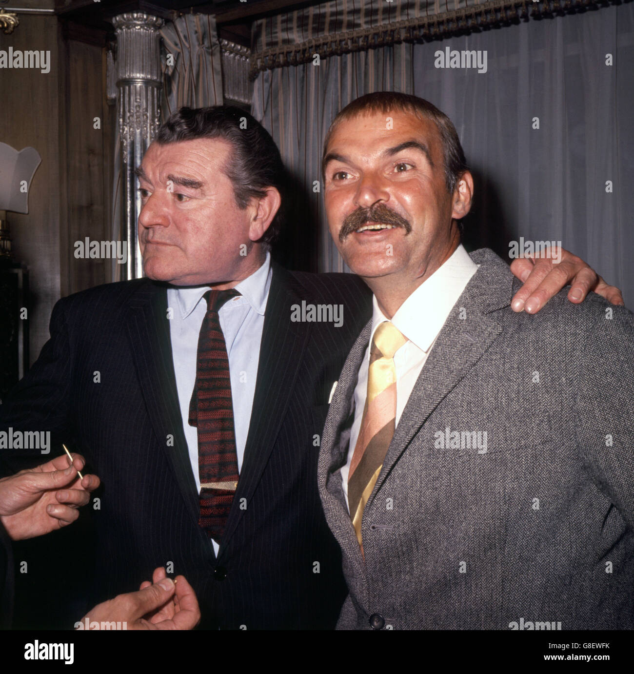Entretenimiento - Jack Hawkins. El actor británico Jack Hawkins (l), fotografiado con el actor Stanley Baker (r) en un evento en Londres. Foto de stock