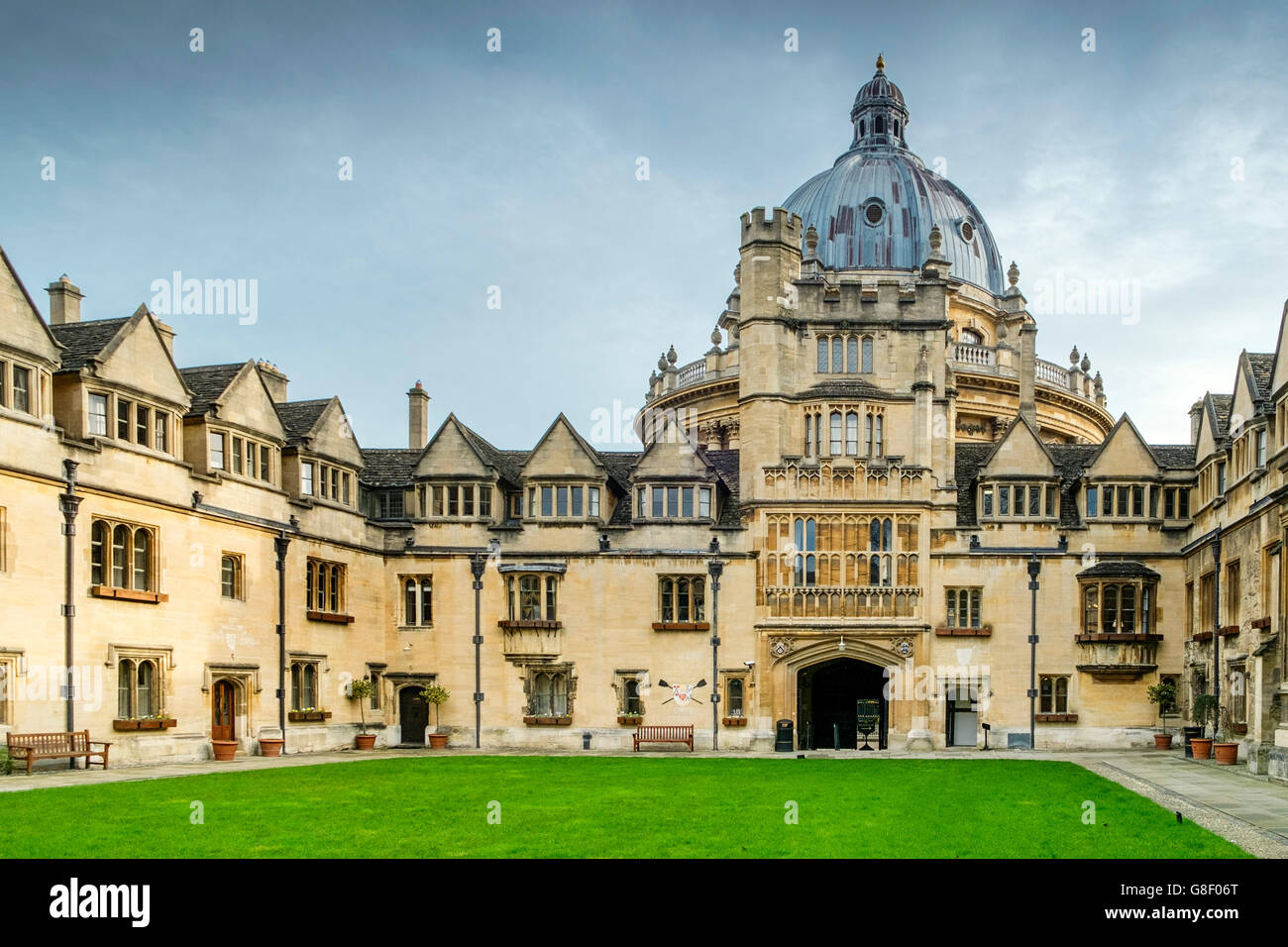 Frente Quad de la universidad de Brasenose Oxford con la cúpula de la cámara de Radcliffe detrás, Universidad de Oxford, Oxfordshire, Reino Unido Foto de stock