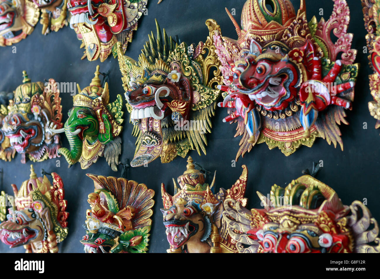 Máscaras balinesas. Un Barong, máscara que representa elefantes y cetas -  una criatura mítica que aparece en momentos de celebración en Bali,  Indonesia Fotografía de stock - Alamy