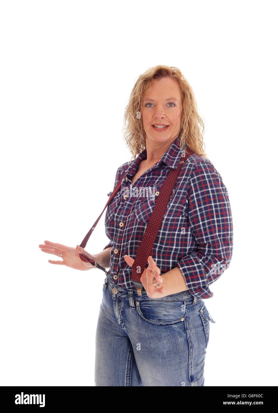 Una mujer de edad se inmiscuyen en pantalones vaqueros y camisa a cuadros y tirantes cintura permanente aisladas de fondo blanco Fotografía de stock - Alamy