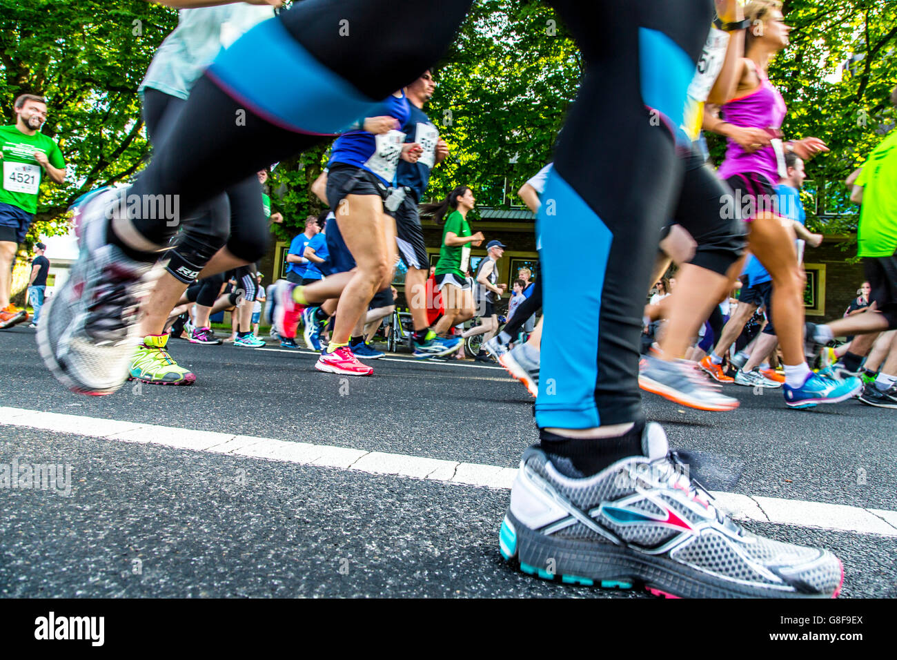 Empresa pública ejecutar, más de 6.000 corredores de empresas tomando lugar en el concurso de ejecución anual en Düsseldorf, Alemania Foto de stock