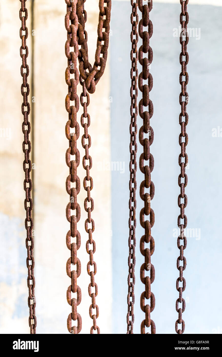 Gancho y cadenas de una vieja grúa industrial, Foto de stock