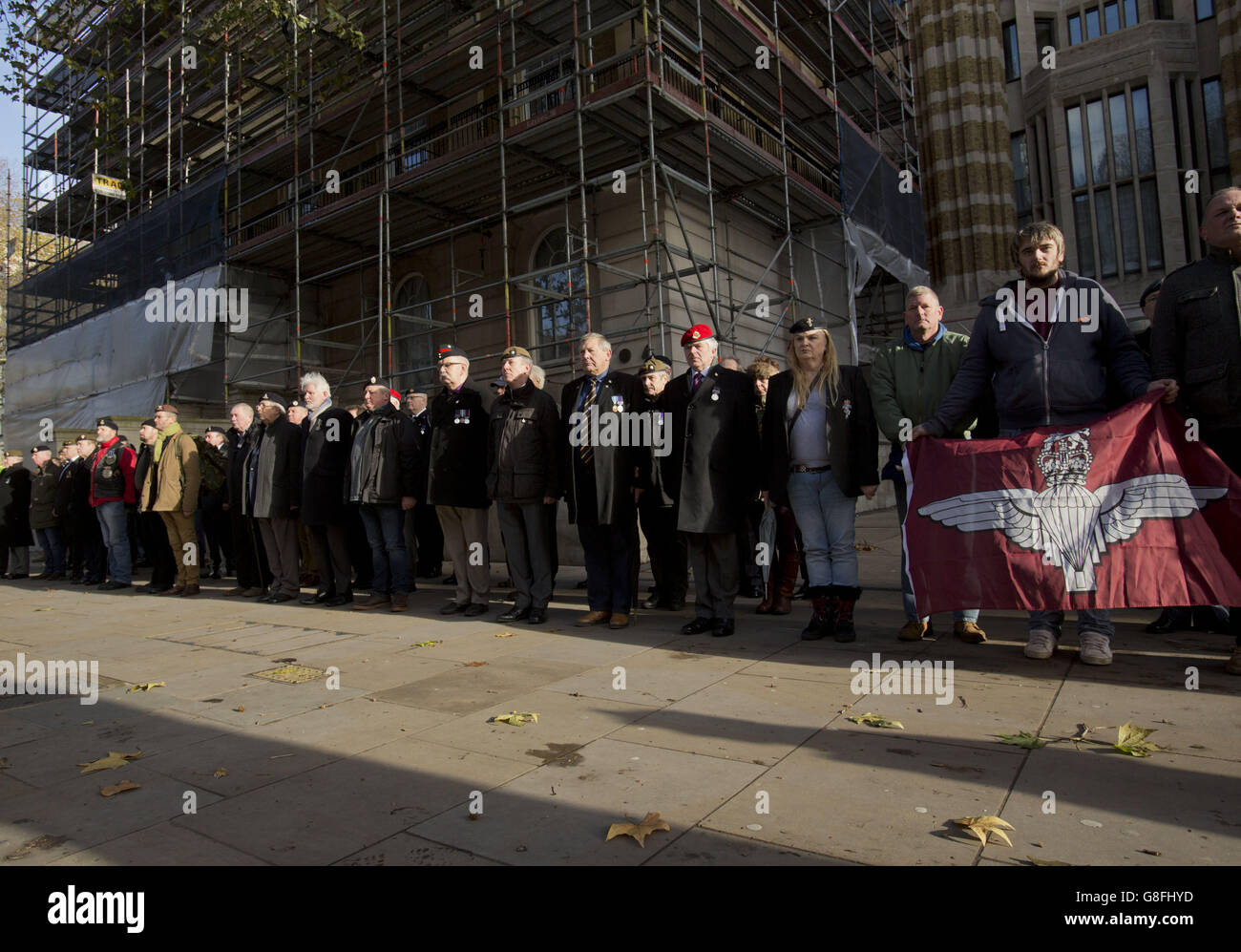 Los activistas que piden inmunidad a los soldados del domingo sangriento observan un silencio de dos minutos en el Cenotaph, en el centro de Londres, durante una protesta contra la investigación policial sobre los ex paracaidistas que mataron a 14 manifestantes de derechos civiles en Londonderry en 1972. Foto de stock