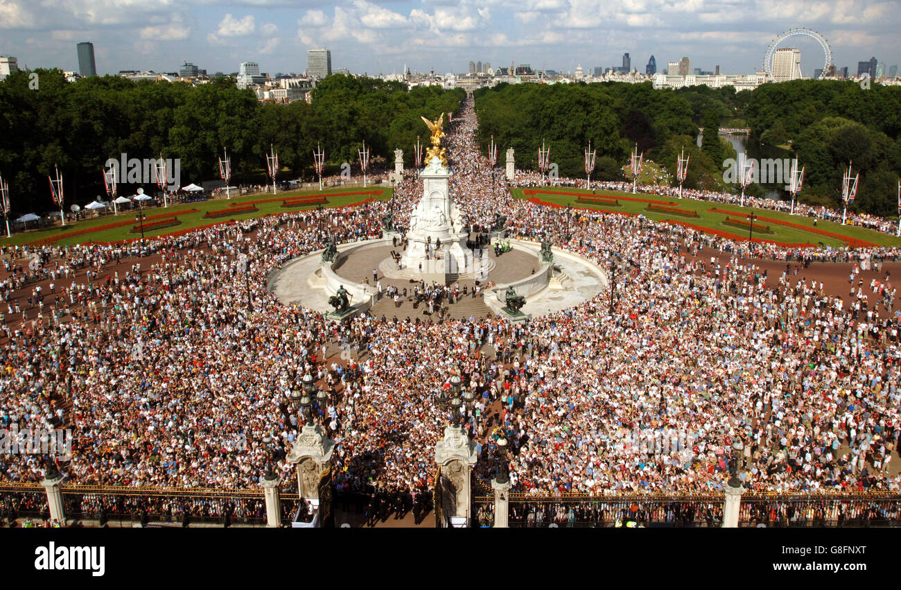 60º aniversario de la Segunda Guerra Mundial. Una multitud enorme fuera del Palacio de Buckingham. Foto de stock