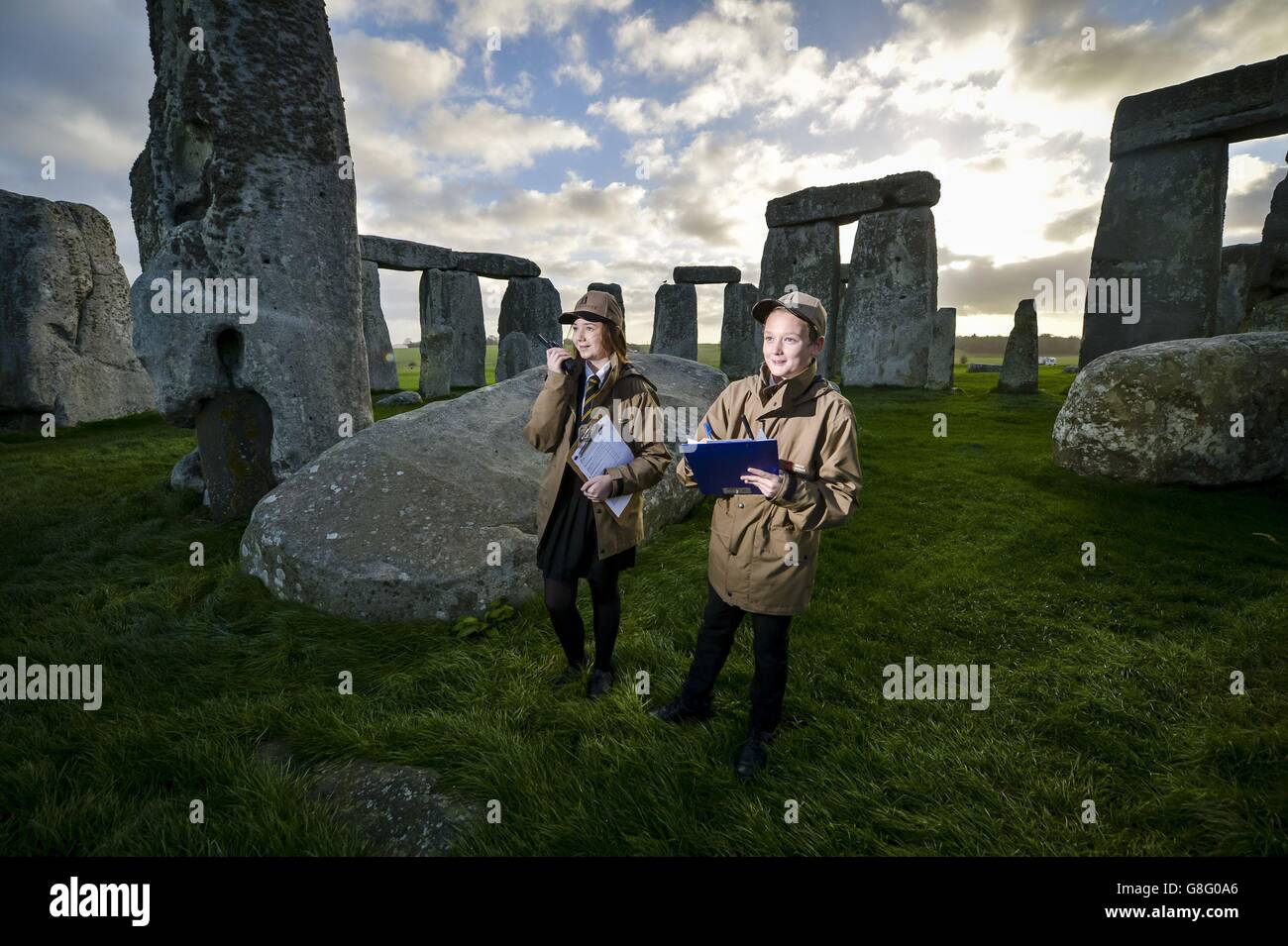 Niños de la Escuela Stonehenge, Deryn Masters (izquierda) y Kian Ayers, ambos de 12 años y de Amesbury, Realice una comprobación del amanecer de las piedras prehistóricas en Stonehenge, ya que el patrimonio inglés pone a los niños a cargo del antiguo monumento por primera vez en su historia de 4.500 años como parte del Día de la Toma de Control del Comisionado de los Niños, un evento nacional en el que participan 44.000 personas en toda Inglaterra. Foto de stock