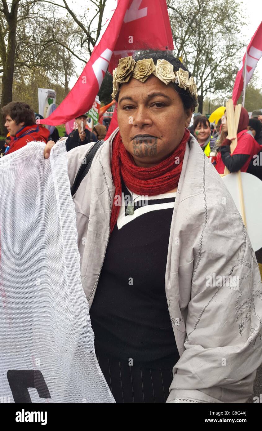 Sina Brown-Davis, maorí de Auckland en Nueva Zelanda, quien viajó para las conversaciones en París como parte de una delegación de 15 miembros representando a las Islas del Pacífico, en la manifestación del cambio climático en Londres. Foto de stock
