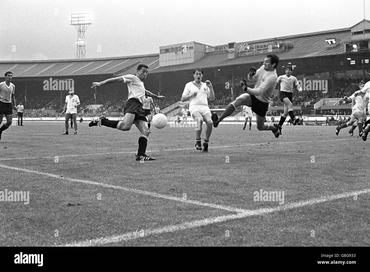 Copa Mundial de Fútbol Inglaterra 1966 - Grupo Uno - Francia v Uruguay -  CIUDAD BLANCA Fotografía de stock - Alamy