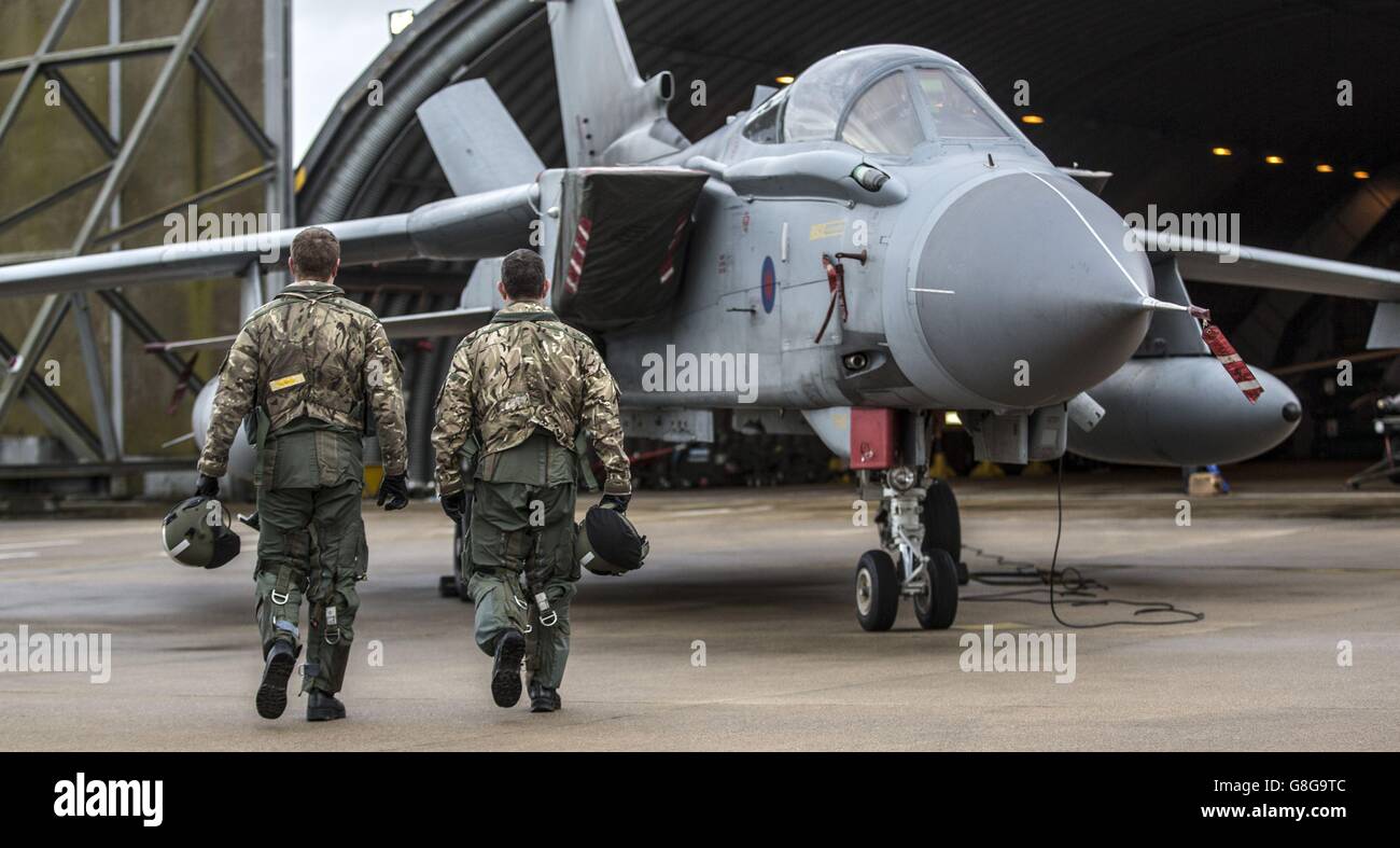 Una tripulación de avión con su Tornado GR4 en RAF Marham mientras se preparan para una misión de práctica, La sede del Tornado en Marham en Norfolk va a reforzar el escuadrón del Tornado en Akrotiri en Chipre para ayudar en las misiones sobre Siria para BOMBARDEAR ES después de que el diputado votó en extender la campaña de bombardeo contra el Estado Islámico a Siria. Foto de stock