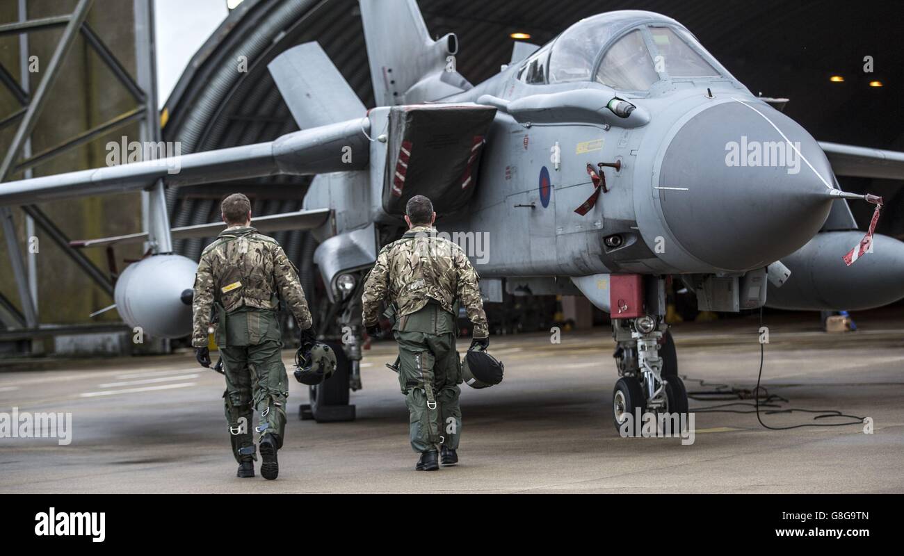 Una tripulación de avión con su Tornado GR4 en RAF Marham mientras se preparan para una misión de práctica, La sede del Tornado en Marham en Norfolk va a reforzar el escuadrón del Tornado en Akrotiri en Chipre para ayudar en las misiones sobre Siria para BOMBARDEAR ES después de que el diputado votó en extender la campaña de bombardeo contra el Estado Islámico a Siria. Foto de stock